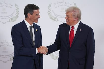 Trump y Sánchez en una cumbre en Egipto, en octubre pasado