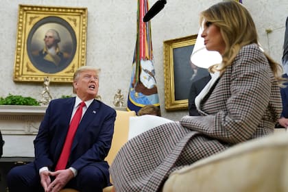 Trump y su mujer, Melania, ayer, en el Salón Oval de la Casa Blanca