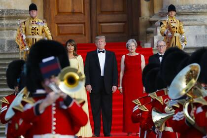 Trump y Theresa May, junto a sus esposos, en la gala