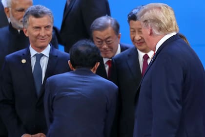 Trump y Xi, en un diálogo durante la foto de familia del G20, ayer