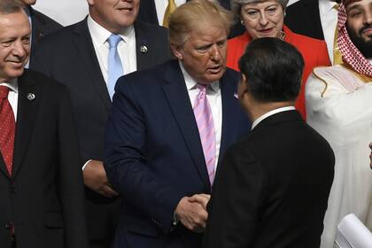 Trump y Xi se saludan durante la foto de familia