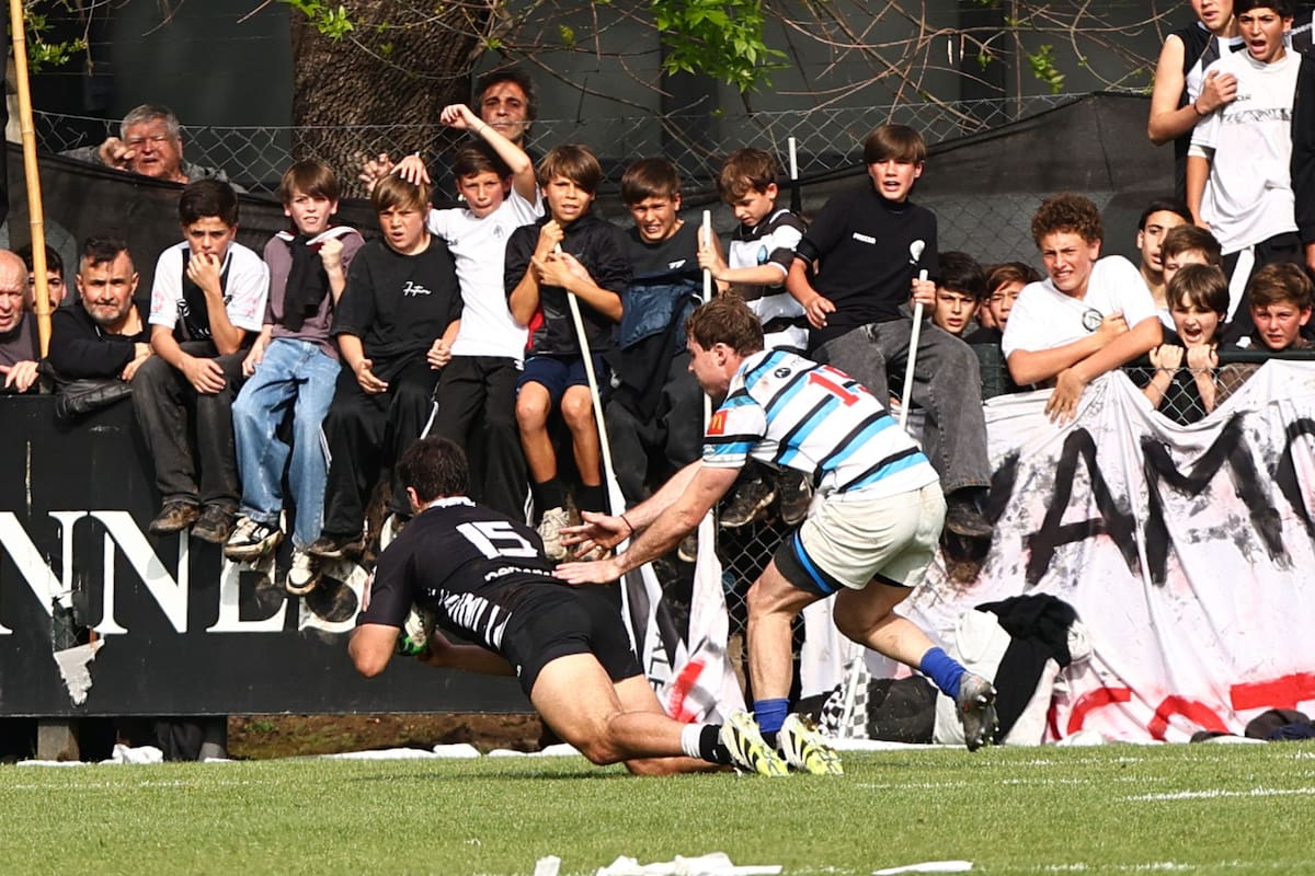 Try de Juan Akemeier para el CASI; defiende Francisco González Capdevila; fue un superclásico vibrante por el Top 14 de rugby de URBA