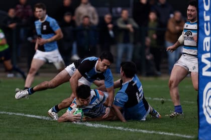 Try de Nicanor Acosta, ante la marca de Felipe De la Vega (derecha) y Pedro Castro Nevares (izquierda) para SIC ante CUBA; Andrea Panzarini, el que llega de SIC, y Marcos Eliçagaray, de CUBA, al fondo