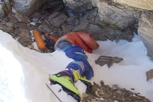 Tsewang Paljor es el nombre del montañista fallecido en 1996 por una tormenta de nieve que quedó congelado en una cueva a 8500 metros de altitud en el Everest y fue bautizado como botas verdes