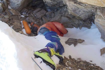 Tsewang Paljor es el nombre del montañista fallecido en 1996 por una tormenta de nieve que quedó congelado en una cueva a 8500 metros de altitud en el Everest y fue bautizado como botas verdes