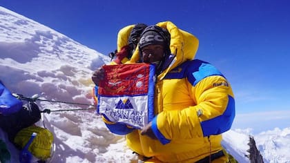 Tshiring Jangbu Sherpa muestra la bandera de la operación de limpieza de las montañas (Foto: TSHIRING JANGBU SHERPA)