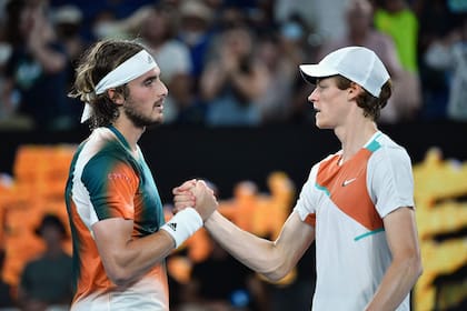 Tsitsipas derrotó al italiano Jannik Sinner y está en semifinales del Abierto de Australia