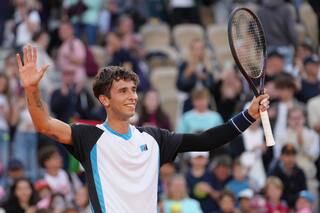 Tsitsipas, subcampeón del Abierto de Francia, pierde en segunda ronda de Roland Garros ante gigante