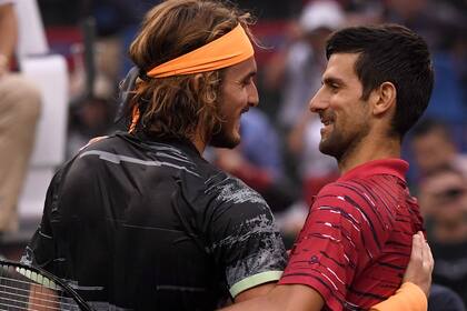 Tsitsipas y Djokovic se saludan al final del partido: el griego se anotó un triunfo gigante.
