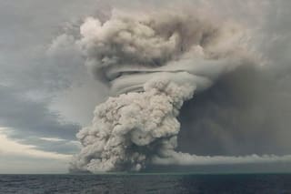 Imágenes impactantes del tsunami en Tonga, desde dentro de la ola y desde el espacio