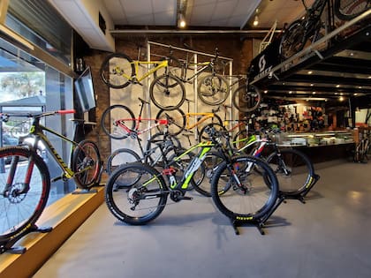 Tu próxima bici espera en Bike Atelier, donde cuentan con una amplia variedad de modelos tradicionales y también eléctricos.