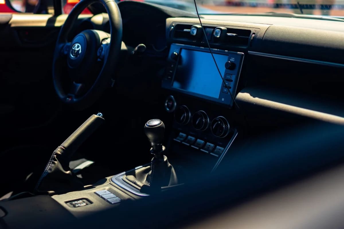 Tu sistema general de frenos podría verse gravemente perjudicado si circulás con el freno de mano puesto