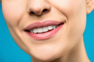 El error matutino que provoca que los dientes se pongan amarillos, según un odontólogo