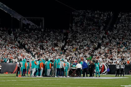 Tua Tagovailoa, quarterback de Dolphins de Miami, es retirado del campo de juego en camilla durante la primera mitad del partido de la NFL en contra de los Bengals de Cincinnati, el jueves 29 de septiembre de 2022, en Cincinnati, en un partido transmitido a nivel nacional. (AP Foto/Jeff Dean)