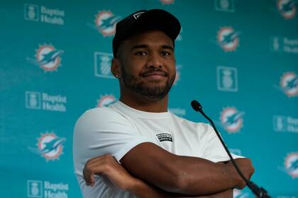Tua Tagovailoa, quarterback de los Dolphins de Miami, habla con la prensa en Ware, Inglaterra, el viernes 15 de octubre de 2021 (AP Foto/Alastair Grant)