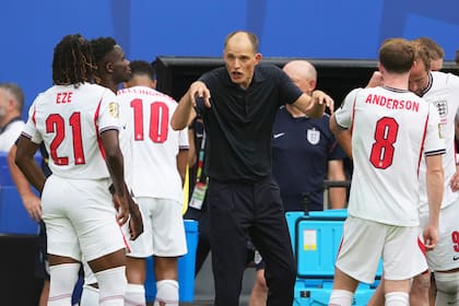 Tuchel da instrucciones durante el partido entre Inglaterra y Noruega por los cuartos de final