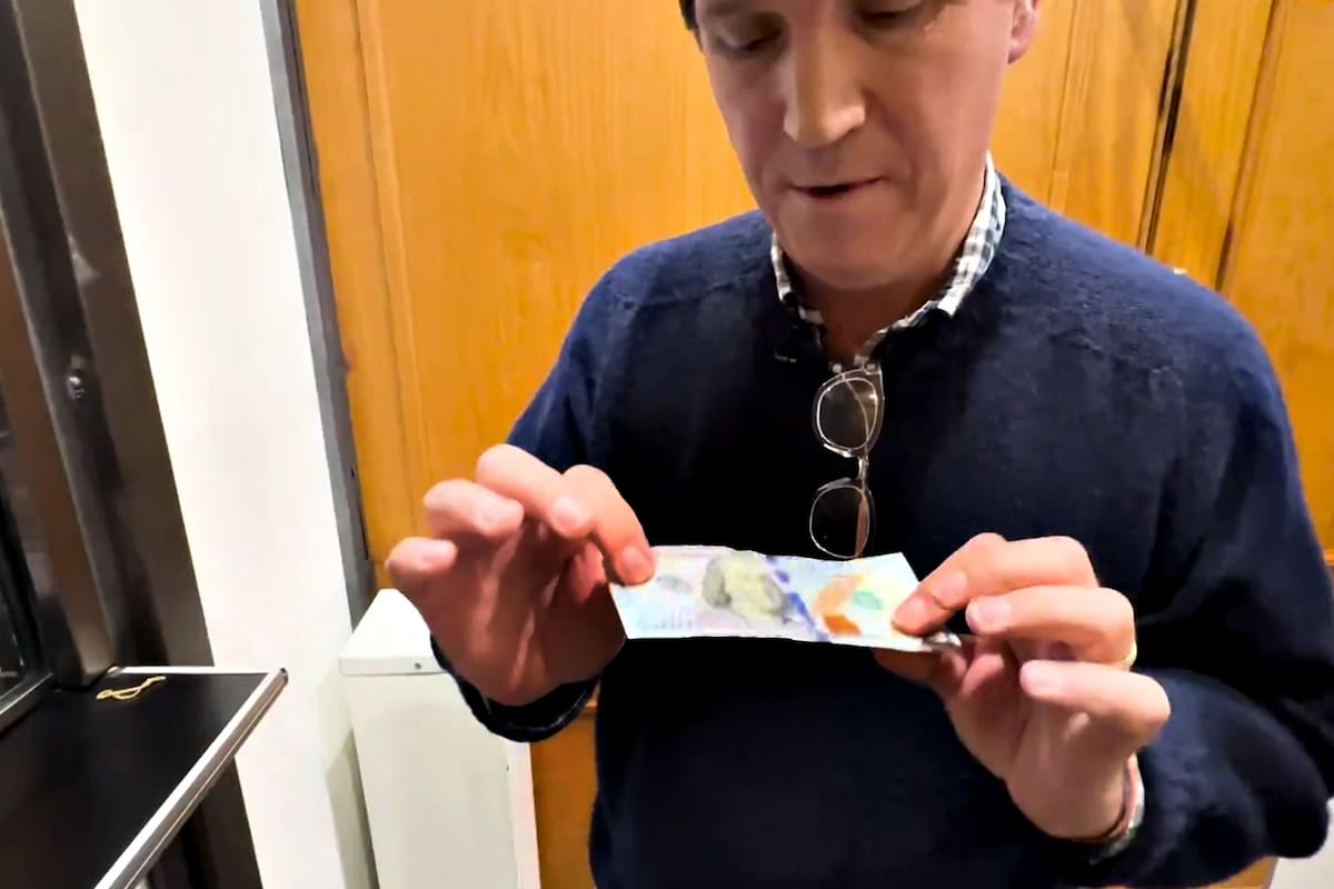 Tucker Carlson se filmó en una cueva cambiando 100 dólares por pesos