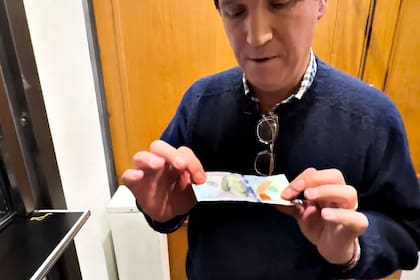 Tucker Carlson se filmó en una cueva cambiando 100 dólares por pesos