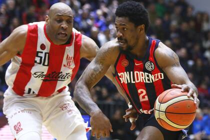 Tucker, el MVP de la final, maniobra ante Clancy