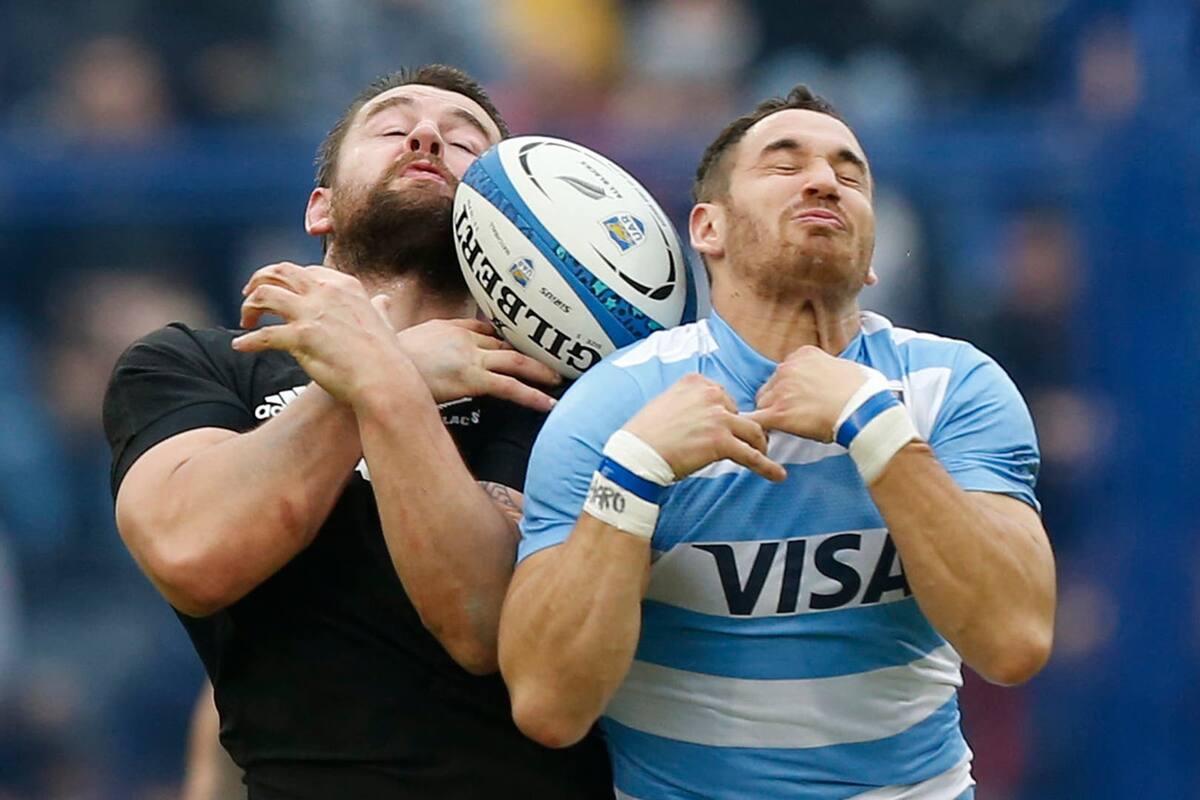 Tuculet en acción frente a los All Blacks