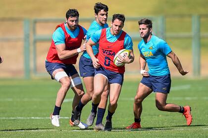 Joaquín Tuculet, con la pelota, estará como back el sábado en Pretoria