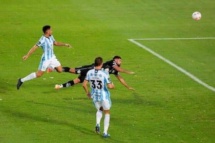 Milton Gimenez (45), convierte el primer gol de Central Córdoba, en el partido contra Atlético Tucumán