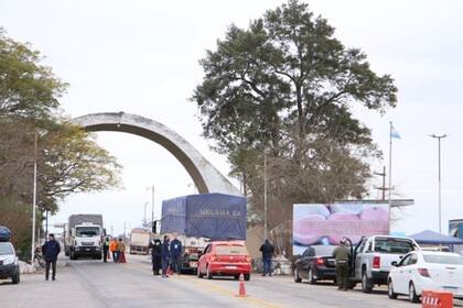 Tucumán reforzó los controles en los pasos limítrofes para evitar el ingreso de casos importados de coronavirus. Los camioneros que quieren ingresar a la provincia son sometidos a hisopados y se producen largas colas en las rutas.