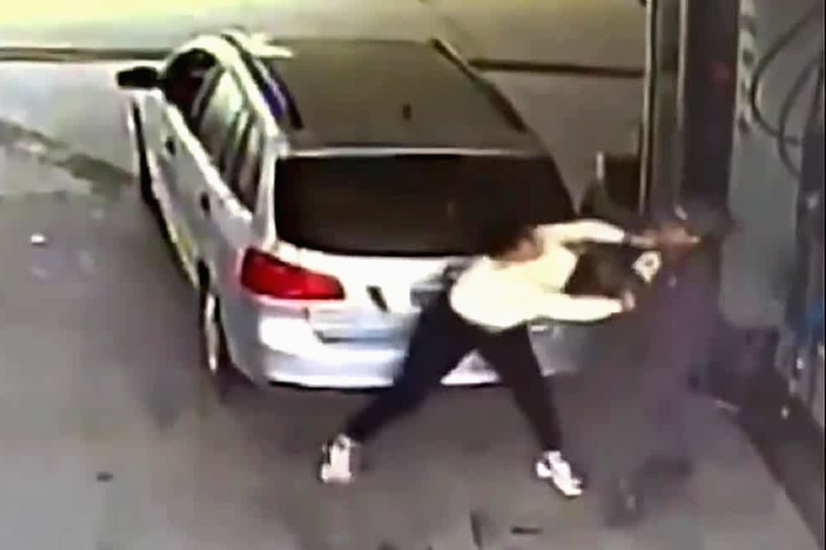 Tucumán: una mujer le propinó una brutal golpiza a una playera que se demoró en atenderla