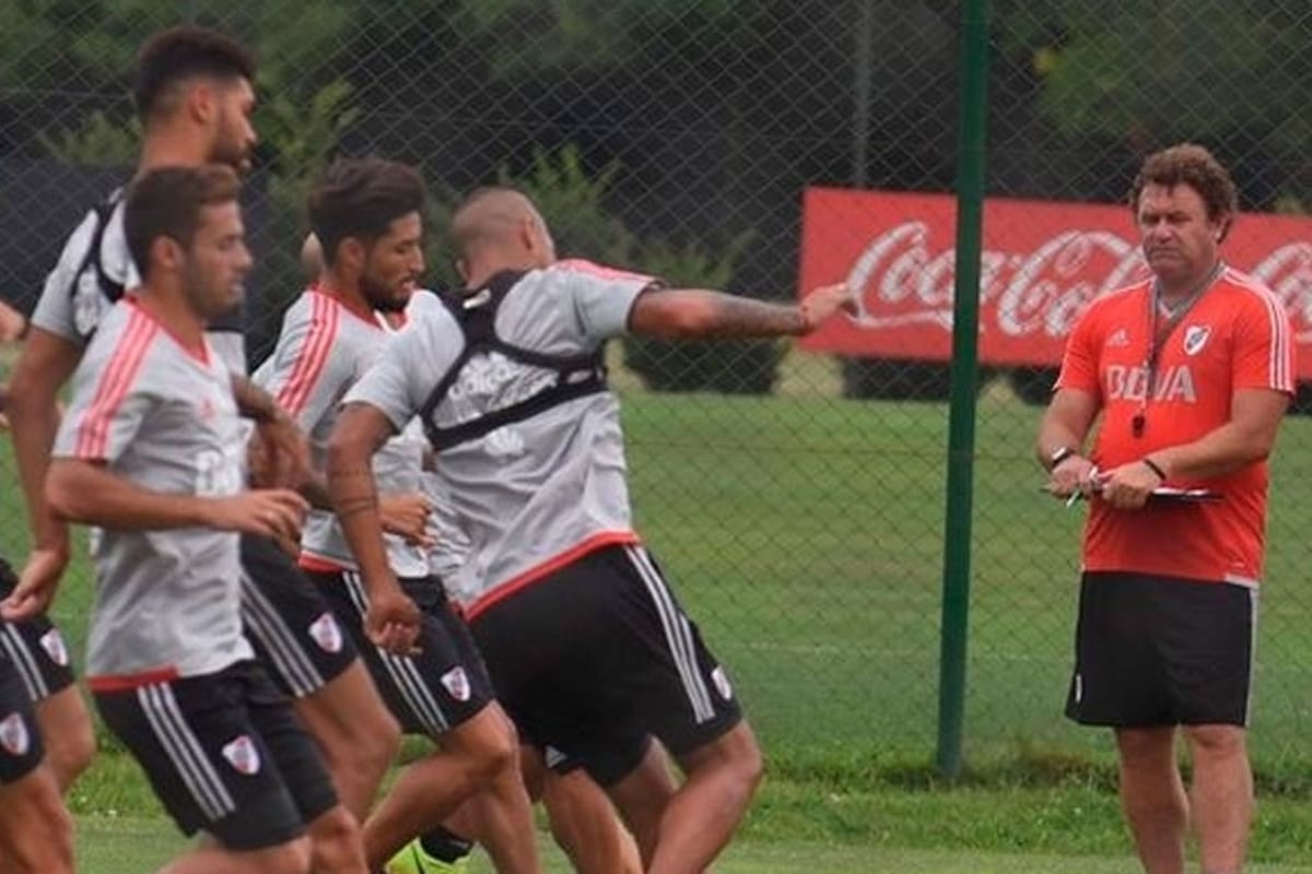 Tulbovitz (derecha) durante una de las prácticas de River en Ezeiza