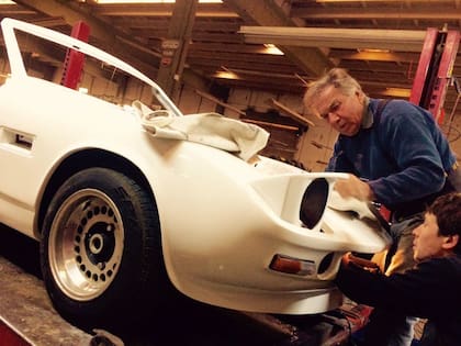 Tulio Crespi, el artesano reparando la trompa de una Tulieta GT