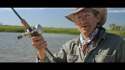 Tulio Mochi, el pescador devenido actor, personaje principal de documental que transcurre en el río Paraná.