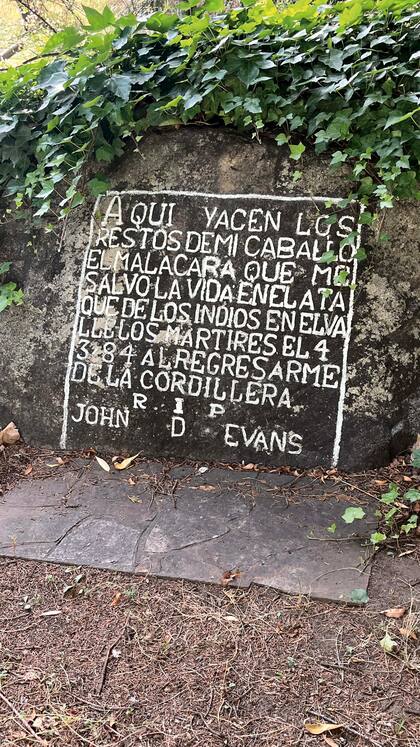 Tumba del caballo Malacara, que salvó la vida de Evans en 1884, razón por la que el galés lo enterró en el parque de su casa