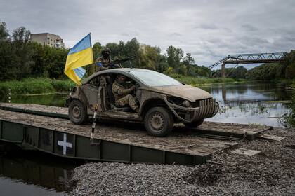 Tumbas anónimas de civiles y soldados ucranianos en un cementerio en Izium, Ucrania, recientemente reconquistada, 15 de setiembre de 2022. (AP Foto/Evgeniy Maloletka)