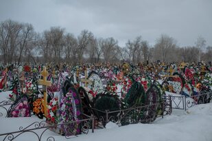 Tumbas de 2020 y 2021 en el cementerio de Rubezhnoye en las afueras de Samara, Rusia