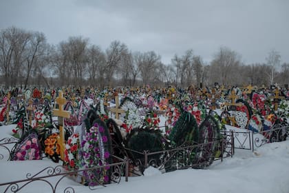 Tumbas de 2020 y 2021 en el cementerio de Rubezhnoye en las afueras de Samara, Rusia