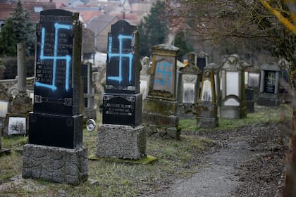 Tumbas profanadas con esvásticas en el cementerio judío en Quatzenheim, cerca de Estrasburgo,