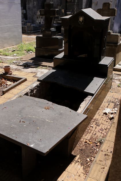 Tumbas vulneradas, una escena que se repite en el Cementerio Municipal de La Plata