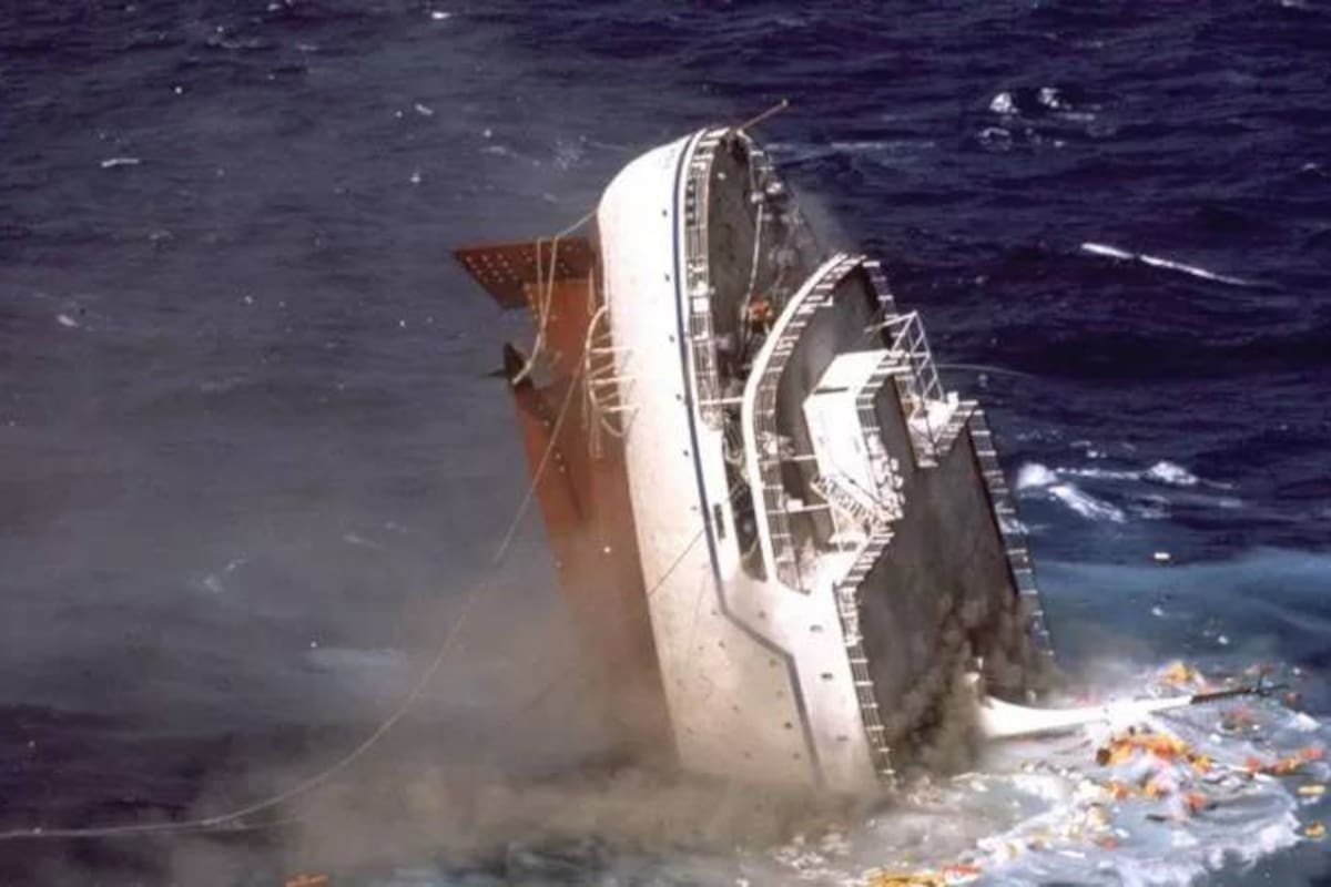Tumbonas, chalecos salvavidas y otros desechos cayeron de la cubierta y flotaron en la superficie del agua antes de que el barco finalmente desapareciera.