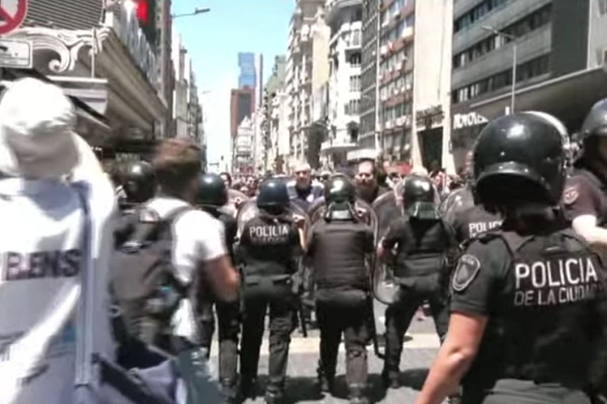 Tumultos en la desconcentración de la marcha contra el DNU de Milei