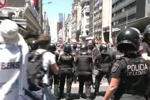 Tumultos en la desconcentración de la marcha contra el DNU de Milei