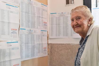 Tuntén llega al Colegio La Anunciata para dar su voto