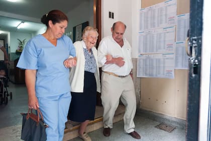 Tunten saliendo del Colegio La Anunciata, en Arenales 2065, después de votar