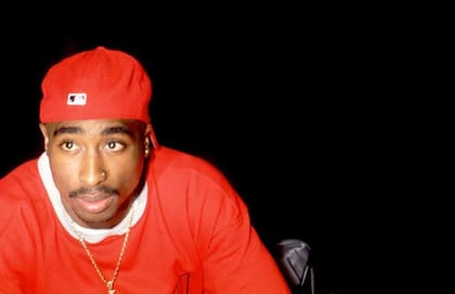 Tupac posa para una foto en los premios Source Awards en Nueva York