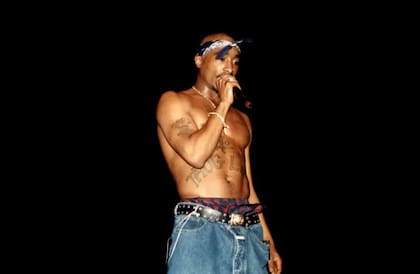 Tupac Shakur durante un show en el Regal Theater de Chicago en marzo de 1994