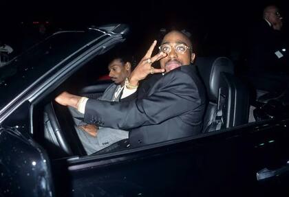 Tupac y Snoop Dogg a las afueras de los American Music Awards en Los Ángeles
