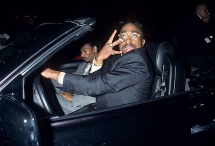 Tupac y Snoop Dogg a las afueras de los American Music Awards en Los Ángeles