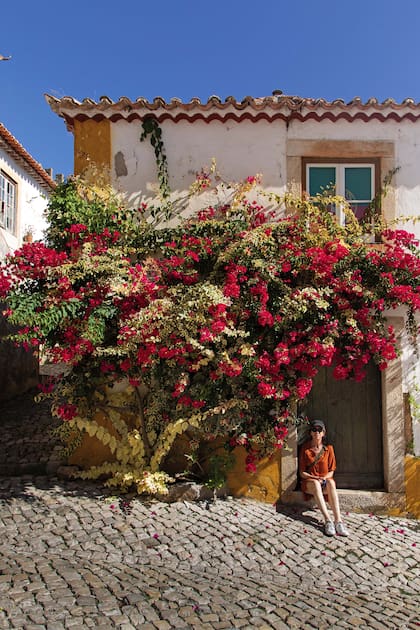 Tupida Santa Rita en una de las callecitas del casco histórico de Óbidos.