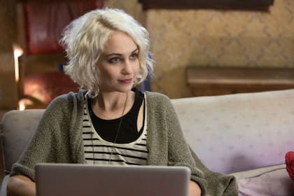 Tuppence Middleton como Riley Blue