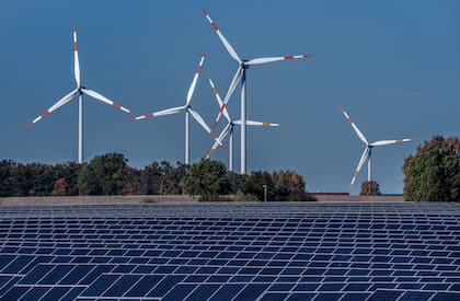Turbinas eólicas giran detrás de una granja solar en Rapshagen, Alemania