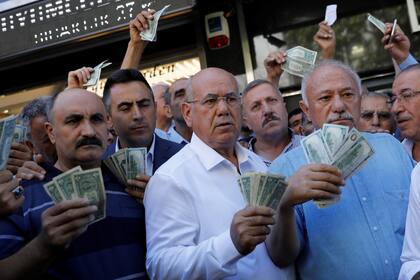 Turcos venden dólares en Ankara